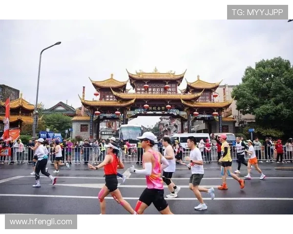 管油胜 21628 卫冕成马!冲线趴地藏着 12 年坚守